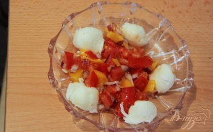 Маринованными овощами на полнить моцареллу, а остальные выложить на блюдце вместе с вынутыми "шариками".