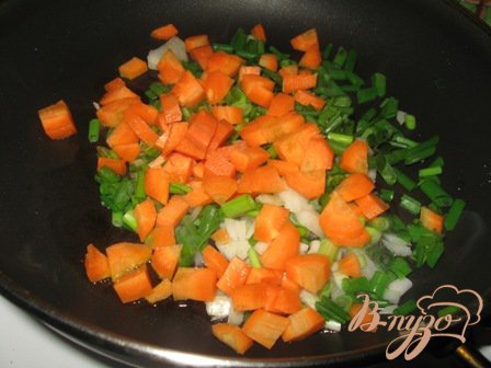 Пока закипает на плите вода для риса, мелко режем зеленый лук и морковь. На сковороду наливаем чисто символически растительное масло. Овощи пустят много сока.