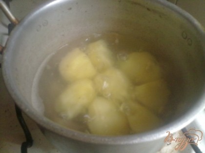 Картофель вымыть, очистить и отварить в подсоленной воде до готовности.