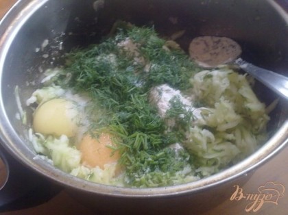 В кабачково-картофельную смесь ввести рубленную зелень, яйца, соль, муку и хорошо перемешать.
