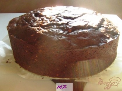 Через 30 минут форму накройте фольгой и выпекайте до готовности (около 20 минут). Проверьте на готовность - проколите середину торта, она должна быть чуть влажной.Выньте шоколадный торт из духовки, пройдитесь по стенкам ножом и дайте торту остыть. Аккуратно переверните форму и вытащите торт.
