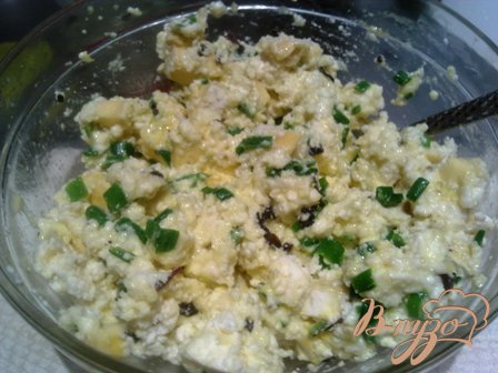 Пока размораживается тесто, готовим сырную начинку: смешиваем все сыры, добавляем порезанный мелко зеленый лук и яйцо