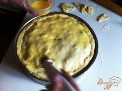 В центре пирога сделать дырочку для выхода пара и смазать пирог яичным желтком или яйцом.Выпекать пирог при температуре 180-200 градусов ~40-50 минут