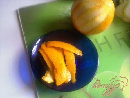 Апельсин промыть, обсушить. Острым ножом срезать примерно 1/3 цедры