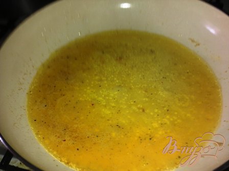 В посуду с маслом выжать апельсиновый сок и немного проварить. Приправить солью и перцем.