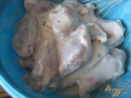 Куриные крылья обсушить от маринада и  выложить в белковую смесь, перемешать.
