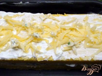 Сверху оставленную ранее сырную начинку и присыпаем тёртым на крупной тёрке Российским сыром.