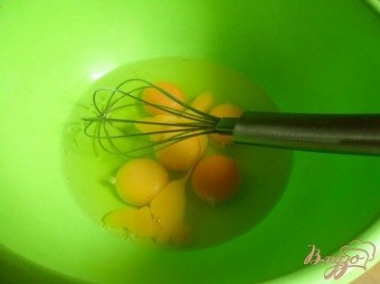Яйца венчиком взбить. Добавит ветчину, зелёный горошек, петрушку и перемешать.