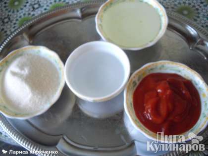 Для маринада берем томатный соус, сахар и уксус, помешивая доводим до кипения.