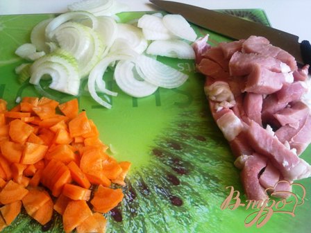 Режем лук, морковь и мясо кусочками
