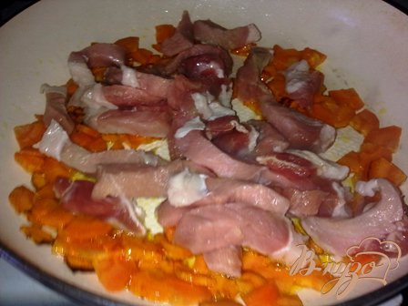 Обжариваем морковь и добавляем мясо,солим и не долго тушим