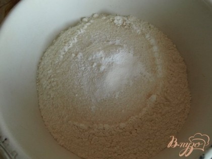 Смешиваем в миске сухие ингредиенты: муку, разрыхлитель, сахар, ванильный сахар.
