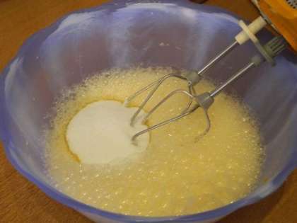Взбить яица миксером и добавить к ним сахар