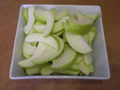 Нарезать яблоки тонкими дольками