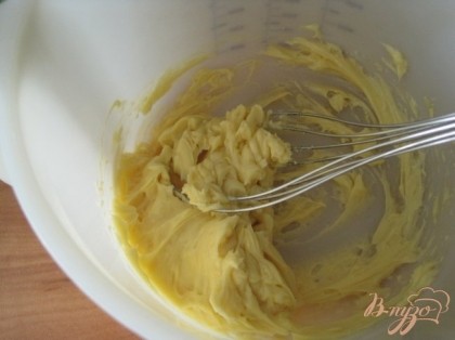 Размягченное масло растереть с медом ( мед можно заменить 4стл сахара), добавить яйцо, растереть до однородной массы.