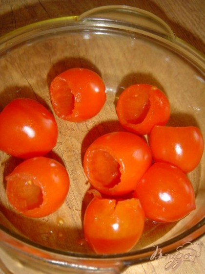 Пока тесто отдыхает готовим начинку. У помидоров отрезаем нижнюю часть, вынимаем мякоть, солим и перчим.