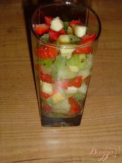 В стакан налить водку, сиропы и долить лимонадом.