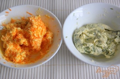 Пачку масла разделить напополам и оставить размягчаться.Укроп нарезать очень мелко, а морковь натереть на мелкой тёрке и отжать сок. В каждую половинку размягчённого масла добавить либо укроп, либо морковь, перемешать.