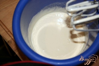 Готово! Для начинки: очистить орехи и подавить их скалкой.Взбить яйца с щепоткой соли и сахаром добела. Добавить растопленное охлаждённое сливочное масло (30 г)