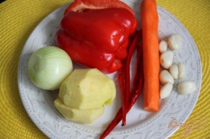 Очистить овощи для соуса.