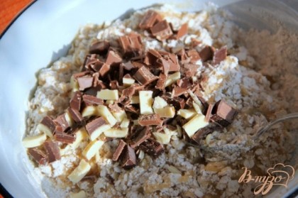 Соединить жидкую и сухую смеси и добавить порезанный шоколад или шоколадные капли.