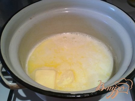 Растапливаем масло (4 ст.л.) в теплом молоке. Разогреваем духовку до 220 градусов