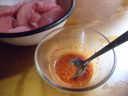 Куриную грудку вымыть, обсушить, нарезать крупными кусками.Для маринада смешать лимонный сок, 1 ст л растительного масла и острый красный перец.