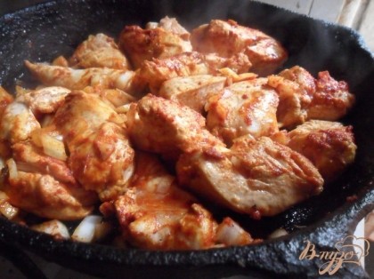 В сковороде разогреть оставшееся растительное масло, обжарить куриное филе со всех сторон на сильном огне.