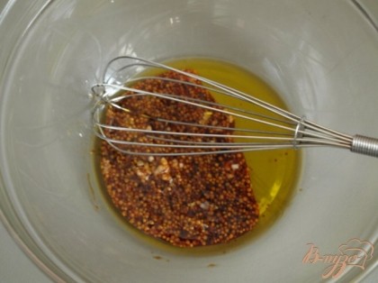 Горчицу,соевый соус и оливковое масло смешать венчиком,выдавить чеснок и добавить лимонный перец.