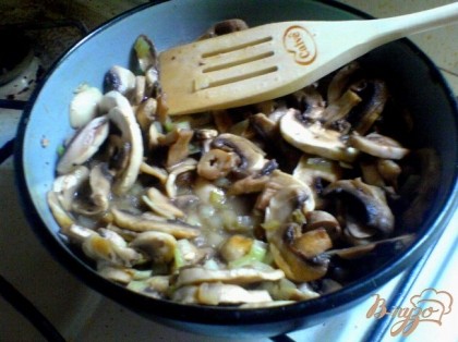 Разогрейте в сковороде растительное масло и обжаривайте грибы с луком и шалфеем, приправьте солью и перцем.