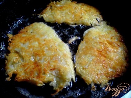 Разогрейте в сковороде растительное масло. Из картофельной массы сформируйте лепёшки и обжарьте по 2-3 минуты с каждой стороны до хрустящей корочки.