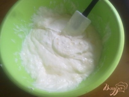 Во взбитый белок аккуратно добавить йогурт, сливки и желтковую массу.