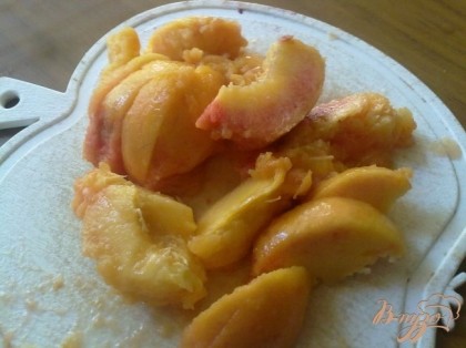  Вымытые персики опустить на 10 - 15 с в кипяток, обдать холодной водой и обесшкурить. Разрезать пополам, удалить косточку и нарезать дольками.