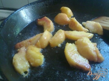 Разогреть на сковороде сливочное масло и обжаривать персики 3 минуты.