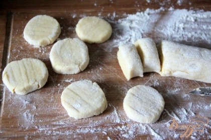 Сформировать из теста колбаску, как на сырники инарезать печенье медальонами.