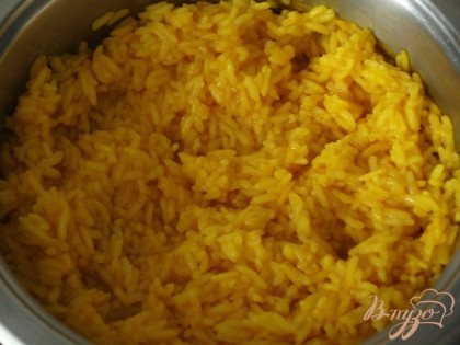 Рис отварить в подсоленной воде с добавлением куркумы. Куркума придаёт красивый желтый цвет рису и пряный вкус.
