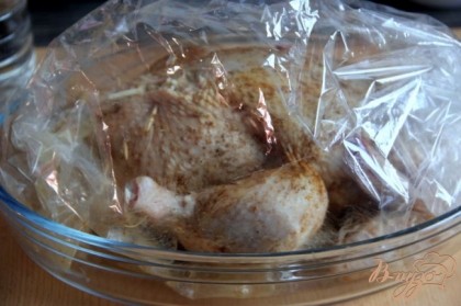 Вложить курицу в рукав для запекания, сделать сверху на пакете надрезы и запекать 1-1,5 часа, до готовности.