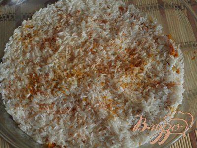 Тем временем промоем рис. В форму для запекания (у меня стеклянная 25 см) выкладываем филе с овощами, сверху рис. Добавим соли, перца и немного карри.Заливаем рис горячей водой из чайника так чтоб рис был покрыт на 2 см .