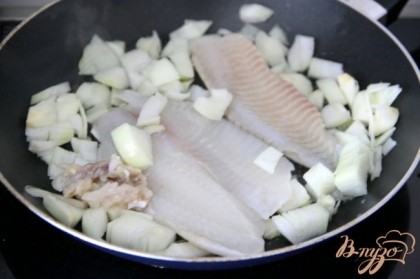 Соус: поджарить лук и оставшееся филе рыбы до готовности.