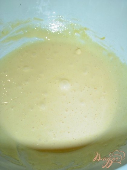 Белки отделяем от желтков. К желткам добавляем сахарную пудру и взбиваем до кремообразного состояния бледно-желтого цвета.