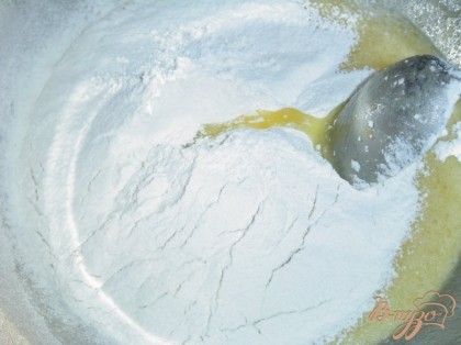 Весь процесс приготовления печенья занимает где-то полчаса, так что можно успеть приготовить к утреннему чаю. Начинаем с того, что яйца перетираем с сахаром и ванильным сахаром, затем добавляем растопленное масло и тщательно перемешиваем. К этой массе добавляем просеянную муку с разрыхлителем и перемешиваем ложкой до однородности.