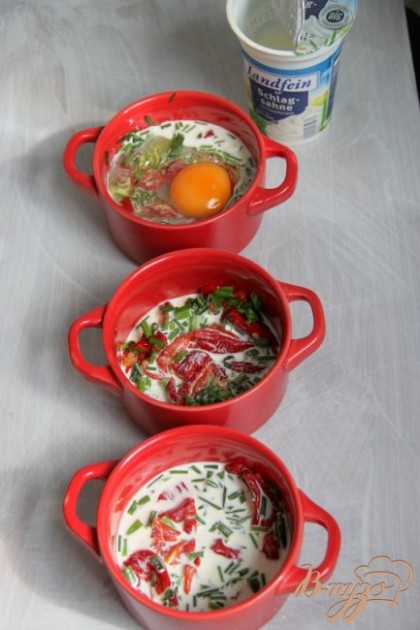  Формы для запекания (или толстостенные  стаканы), наполнить  смесью перца и лука. Полить сливками, сверху в каждую формочку разбить по яйцу, приправить.