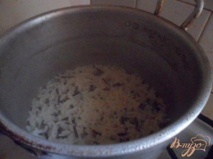 Рис отварить без соли до готовности.