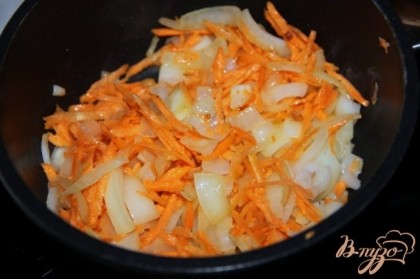 Почистить морковь и лук. Лук нарезать четвертинками колец, или кубиками, морковь натереть на крупной терке. Пассеровать на растительном масле. Не пережаривать!