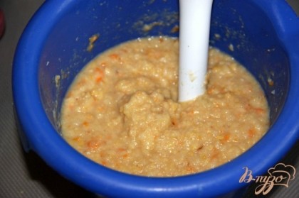 Добавить морковь с луком в суп, когда он уже будет практически готов. Варить все вместе 5 мин. Дать супу остыть и пюрировать блендером.