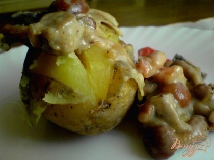 Готово! С готового картофеля снимите фольгу, сделайте продольный надрез и разложите по тарелкам. Картофель наполнить грибным рагу.Приятного аппетита!