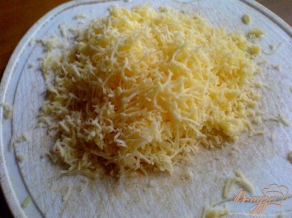 Сыр натрите на мелкой тёрке.