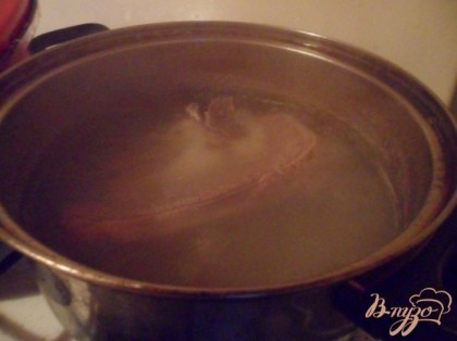 Мясо промыть, залить холожной водой и поставить варить. После закипания снять пену.