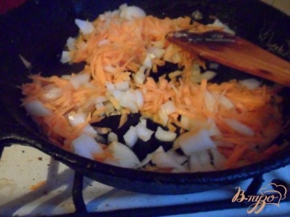 Морковь и лук очистить . Морковь натереть на крумной тёрке, репчатый лук измельчить.В сковороде разогреть растительное масло и спассеровать овощи.
