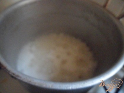 Рис промыть, залить горячим бульоном, влить лимонный сок, варить на небольшом огне 10 минут.